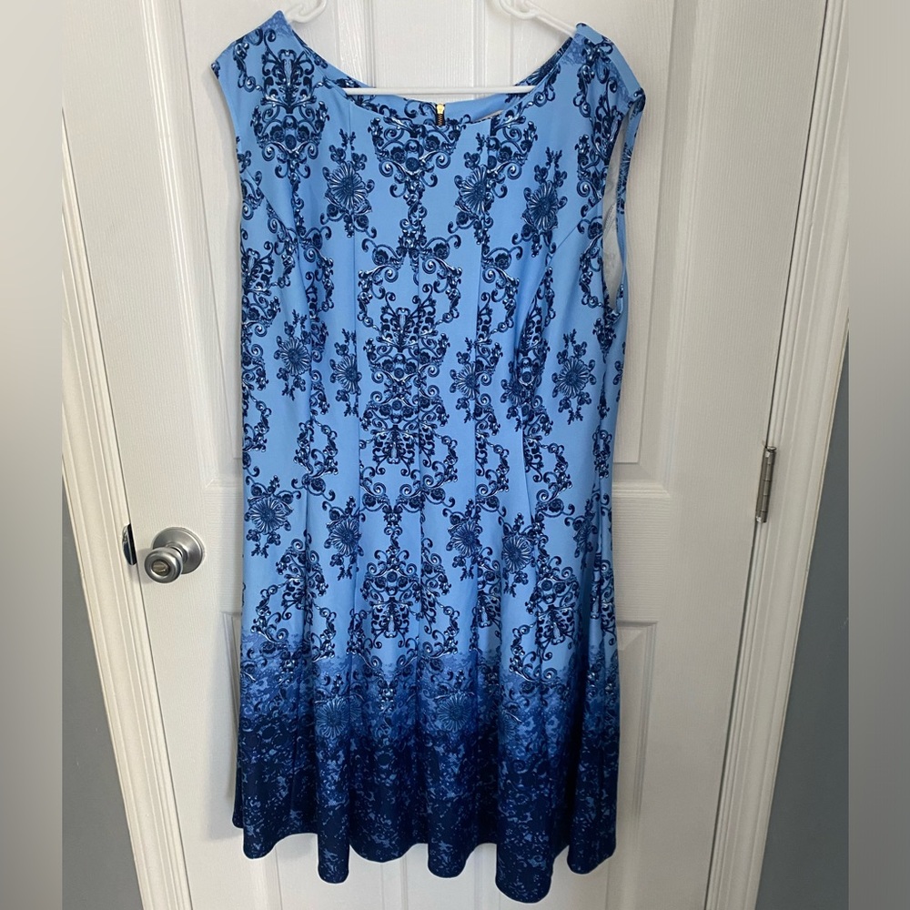 Sleeveless darted dress